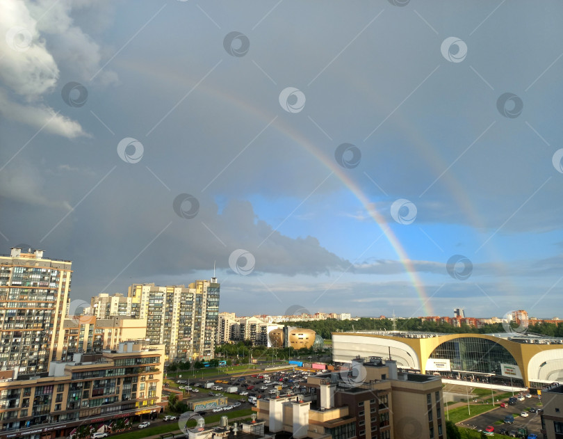 Скачать Летний пейзаж, двойная радуга над городом фотосток Ozero