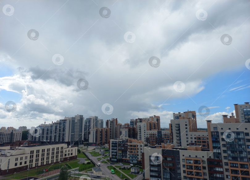 Скачать Вечернее небо над современным жилым комплексом в Санкт-Петербурге фотосток Ozero