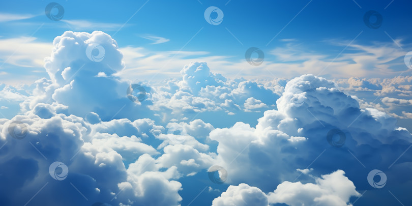 Скачать облачный пейзаж, прекрасный вид с высоты птичьего полета над дождливыми грозовыми облаками в солнечный день фотосток Ozero
