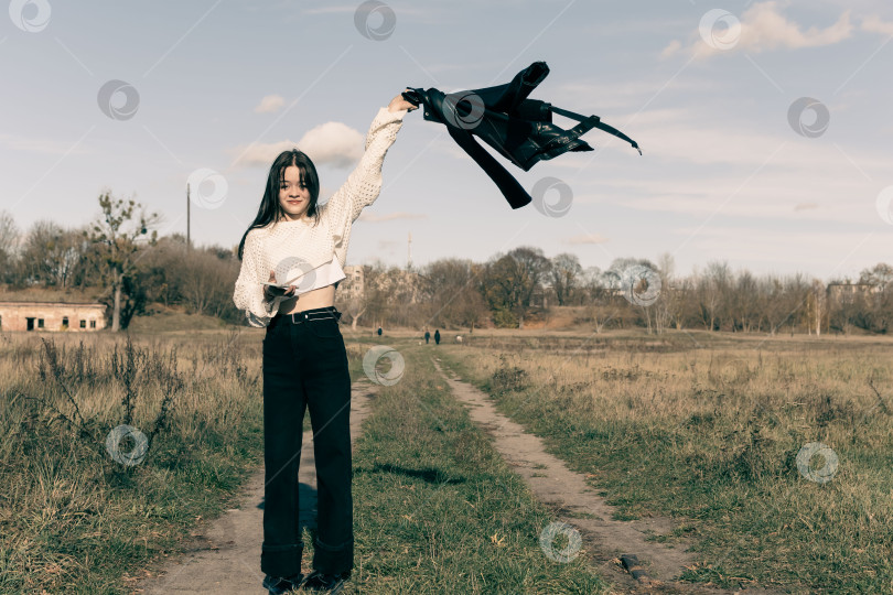 Скачать Молодая девушка прогуливается по городскому парку фотосток Ozero