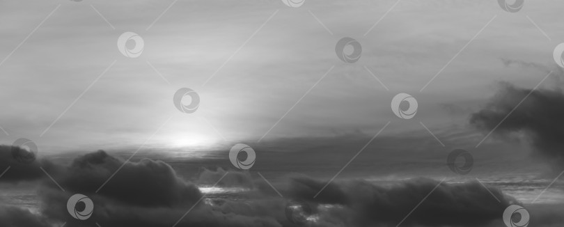 Скачать Темные тучи на вечернем небе фотосток Ozero