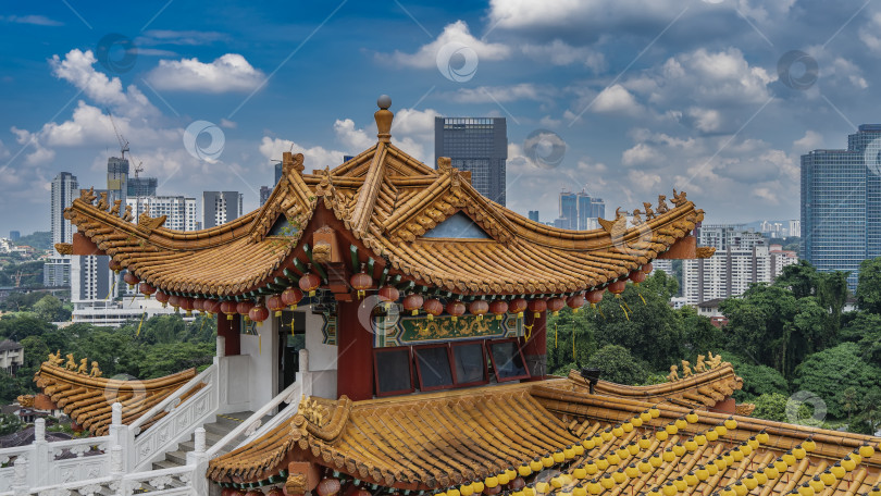 Скачать Китайский храм на фоне современных городских зданий. фотосток Ozero