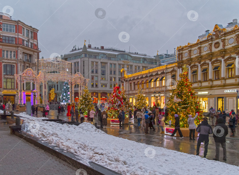 Скачать Выставыка дизайнерских новогодних елок на улице Кузнецкий Мост. Москва, Ежегодный городской  фестиваль "Путешествие в Рождество". фотосток Ozero