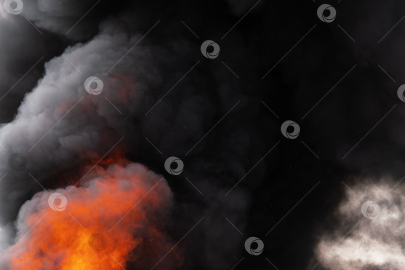 Скачать Языки красного огня и размытое движение, небо затянуто облаками черного дыма фотосток Ozero