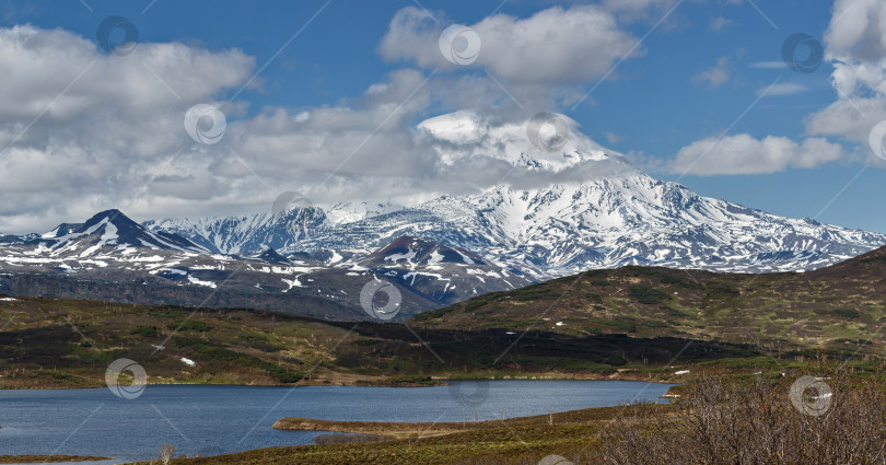 Скачать Панорама природы Камчатки, вид на вулкан и горное озеро фотосток Ozero