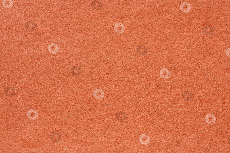 Скачать Синтетическая оранжевая кожа для фона. Детальный вид текстуры отделочного материала крупным планом, узор фотосток Ozero
