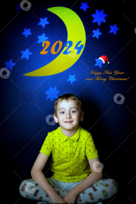 Скачать Милый мальчик сидит в детской комнате с интерьером на фоне звезд и луны с эффектом масляной краски. Открытка с Рождеством и Новым 2024 годом.Поздравительная открытка. фотосток Ozero