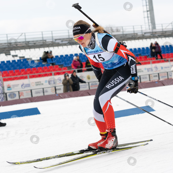 Скачать Камчатская спортсменка-биатлонистка Елизавета Еремеева катается на лыжах на дистанции биатлонного комплекса. Открытые региональные юношеские соревнования по биатлону Кубок Востока фотосток Ozero