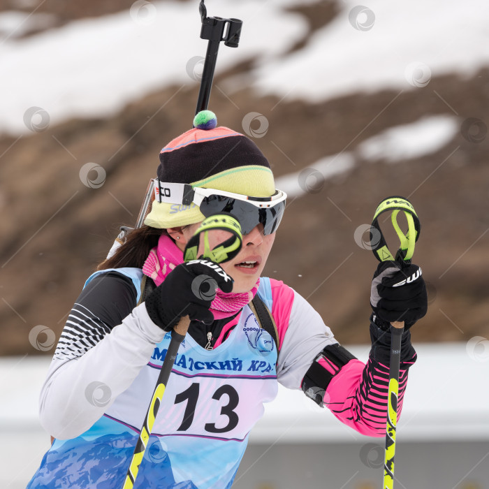 Скачать Корейская спортсменка-биатлонистка Ю Сольхи на лыжной дистанции биатлонного комплекса после стрельбы из винтовки. Открытые региональные юношеские соревнования по биатлону Кубок Востока фотосток Ozero
