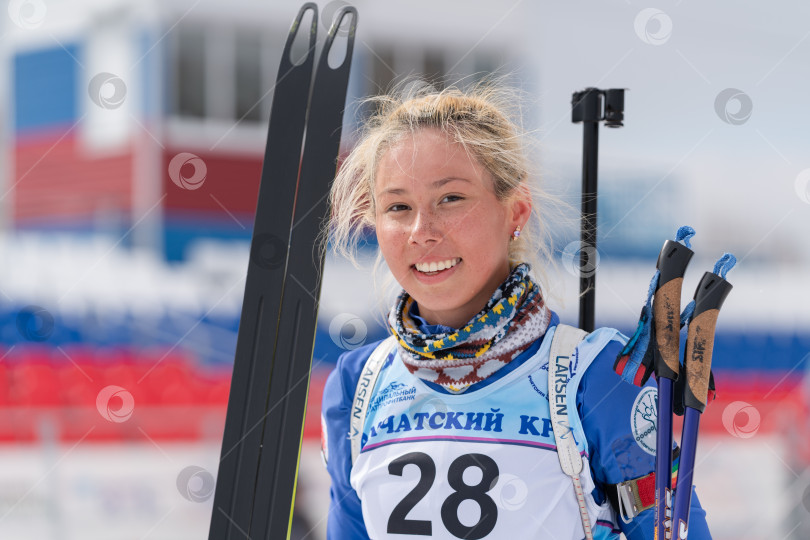 Скачать Спортсменка-биатлонистка Ксения Петрунова из Камчатского края на финише после катания на лыжах и стрельбы из винтовки. Соревнования по биатлону среди юниоров East of Cup фотосток Ozero