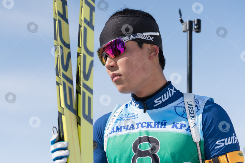 Скачать Портрет корейского спортсмена, биатлониста Ян Сон Джика, Южная Корея, на финише после катания на лыжах и стрельбы из винтовки. Соревнования по биатлону среди юниоров East of Cup фотосток Ozero