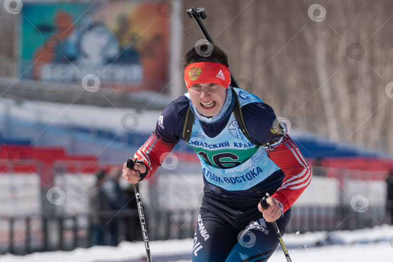 Скачать Камчатский спортсмен-биатлонист Александр Капустин катается на лыжах на дистанции лыжной трассы биатлонного стадиона. Соревнования по биатлону среди юниоров East of Cup фотосток Ozero