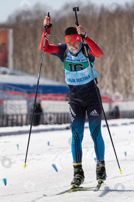 Скачать Российский спортсмен-биатлонист Александр Капустин катается на лыжах на дистанции лыжной трассы биатлонной арены. Соревнования по биатлону среди юниоров East of Cup фотосток Ozero