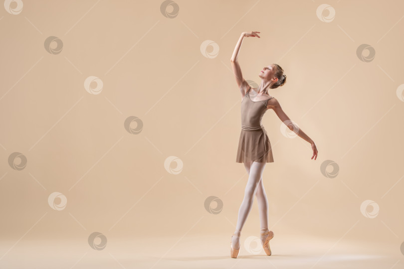 Скачать Красивая молодая девушка профессиональная студентка балерина фотосток Ozero