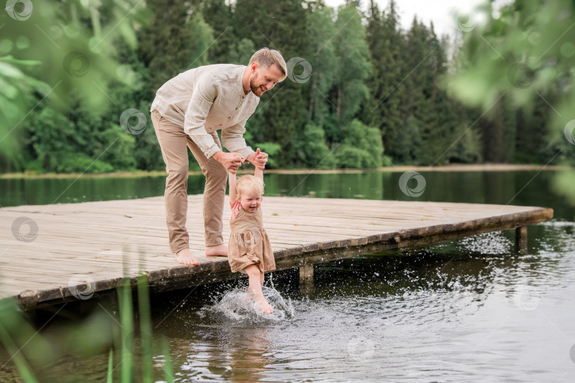 Скачать Папа играет со своей маленькой дочкой на озере фотосток Ozero