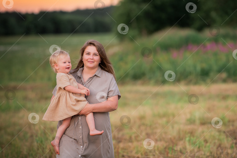 Скачать Мама держит на руках свою маленькую дочку фотосток Ozero