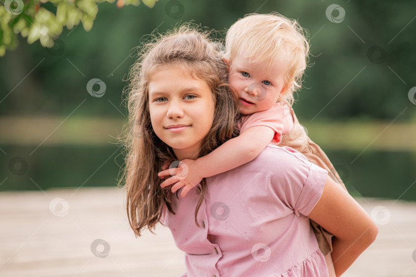 Скачать Портрет двух обнимающихся детей-сестер. фотосток Ozero