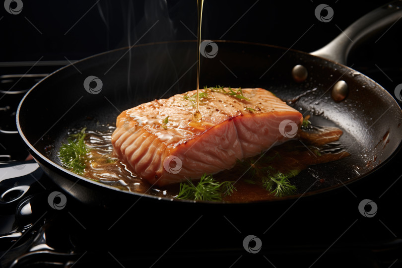 Скачать Крупный план приготовления куска рыбы на сковороде, стейк из тунца с маслом и зеленью фотосток Ozero