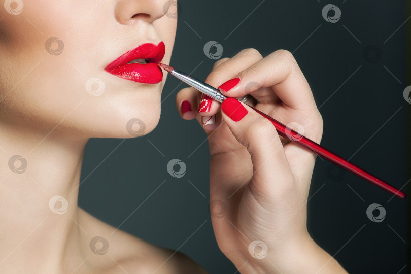 Скачать Часть лица привлекательной женщины с модным макияжем красных губ фотосток Ozero