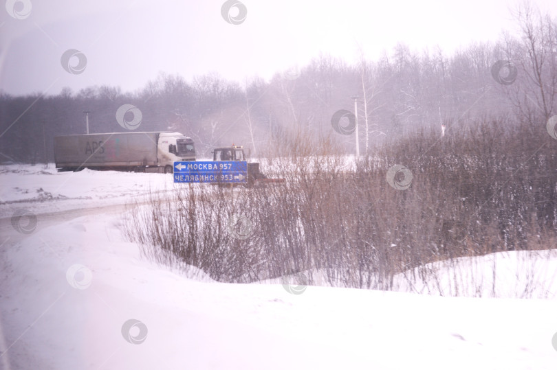 Скачать Указатель на дороге фотосток Ozero