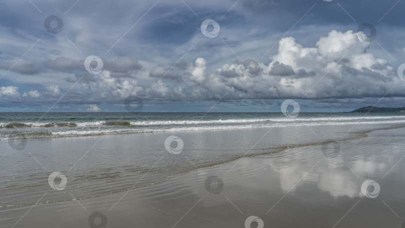 Скачать Волны бирюзового океана накатываются на берег, пенясь и растекаясь по песчаному пляжу фотосток Ozero