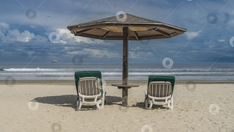 Скачать На пляже стоят два шезлонга с мягкими матрасами фотосток Ozero