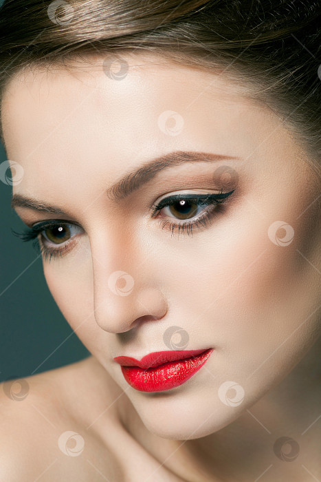 Скачать модный портрет красивой молодой женщины с красными губами фотосток Ozero