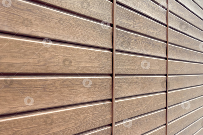 Скачать коричневая деревянная стена с горизонтальными полосами. фотосток Ozero