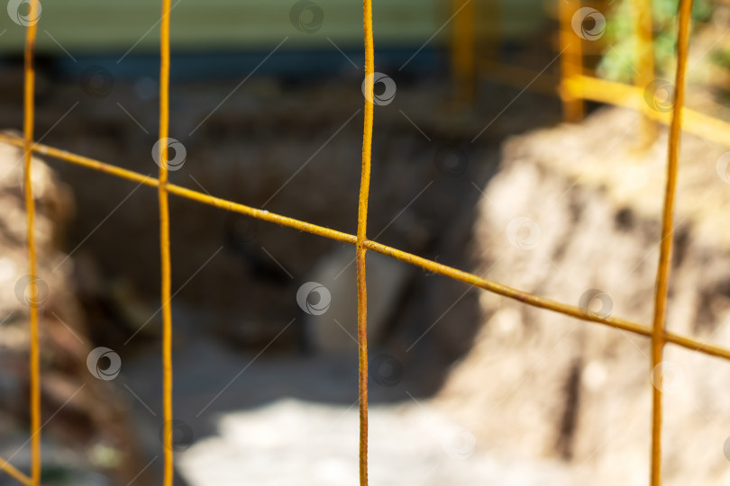 Скачать Желтая сетка ограждения строительной площадки крупным планом фотосток Ozero