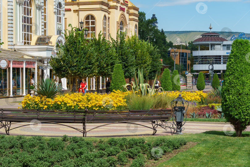 Скачать Курортный бульвар - центральная пешеходная улица города-курорта Кисловодск. Это город-курорт в регионе Кавказских Минеральных вод, Ставропольский край. Кисловодск, Россия - 19 августа 2023 года. фотосток Ozero