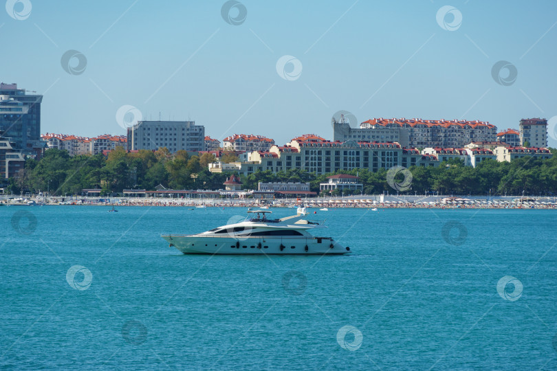 Скачать Прогулочная яхта на фоне курортного города Геленджик. фотосток Ozero