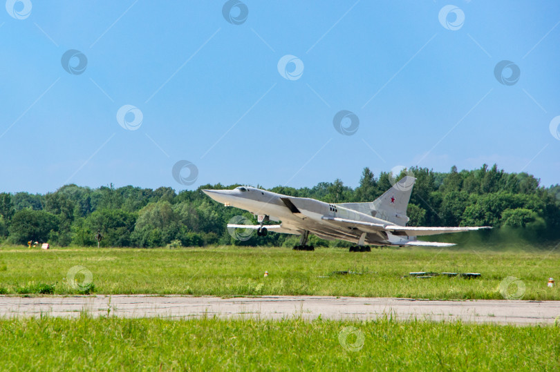 Скачать Подготовка к 100-летию Военно-воздушных сил России. Самолет Ту-22М3 (НАТО - Backfire) - бомбардировщик-ракетоносец, взлетающий с бетонной взлетно-посадочной полосы. фотосток Ozero