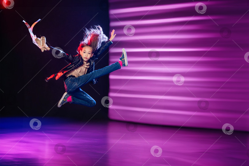 Скачать Девочка исполняет современную хореографию с пуантами в руках. Различные направления в танце. фотосток Ozero