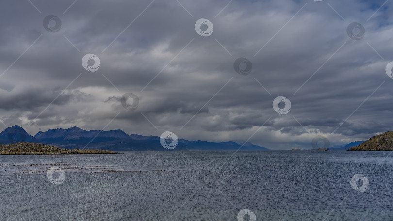 Скачать Спокойный морской пейзаж. Островки в проливе Бигл. фотосток Ozero