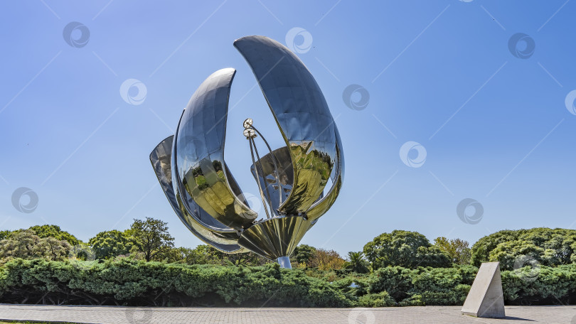 Скачать В городском парке установлена красивая скульптура в форме большого металлического цветка. фотосток Ozero