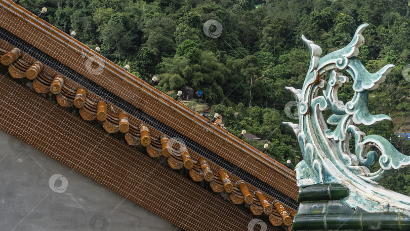 Скачать Фрагмент украшения крыши пагоды Бан Па. фотосток Ozero