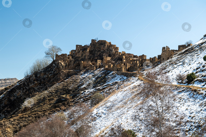 Скачать Дорога к селению Гамсутль в свете утреннего солнца фотосток Ozero