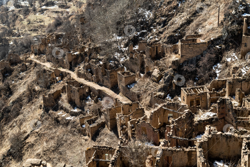 Скачать Оставленное горное селение Гамсутль в горах Кавказа фотосток Ozero