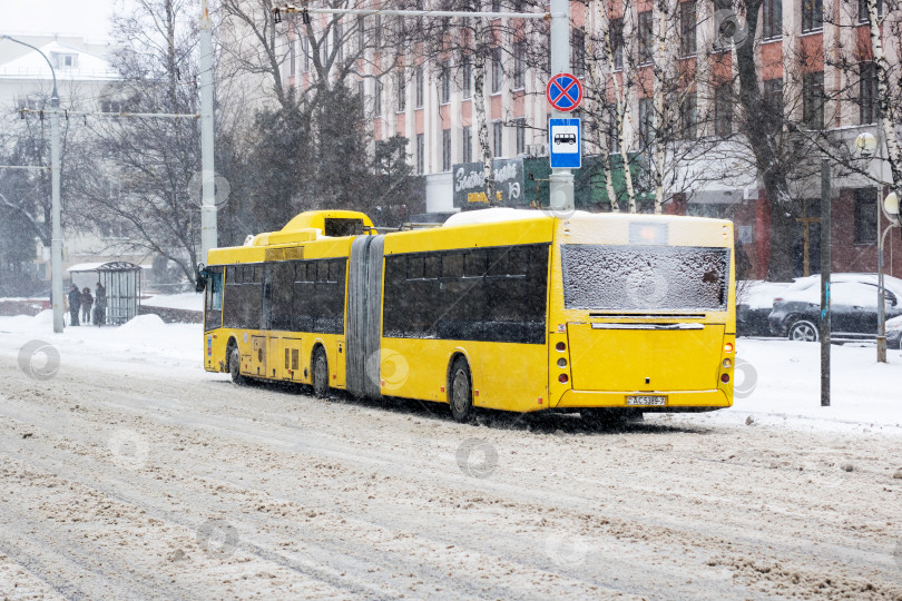 Скачать Беларусь, Минск - 29 ноября 2023 года: Автобус во время снегопада фотосток Ozero