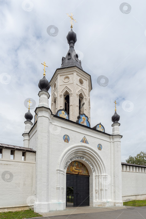 Скачать Старица. Южный вход в  и надвратная часовня в Старицкий Свято-Успенский мужской монастырь. фотосток Ozero