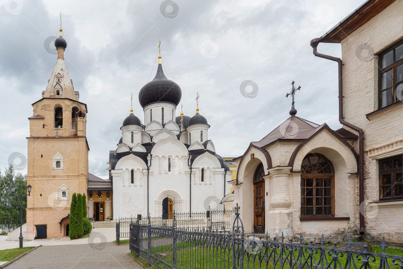 Скачать Успенский собор и часовня Иова в Старицком мужском монастыре. фотосток Ozero