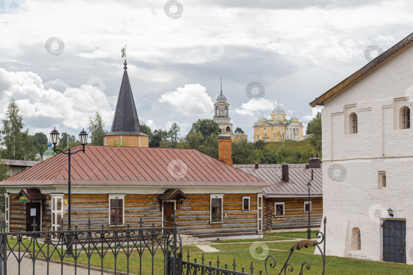 Скачать Деревянное строение церковной лавки в Старицком монастыре. фотосток Ozero