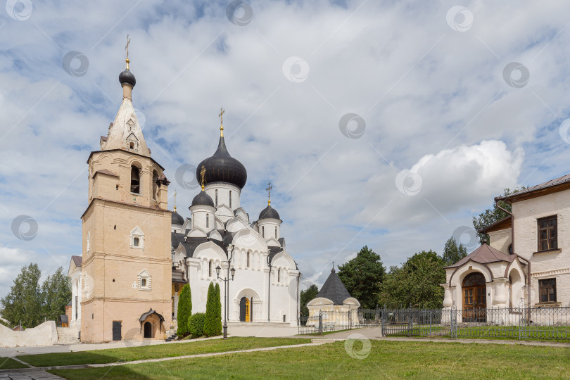 Скачать Успенский собор и часовня Иова на фоне неба в Старицком мужском монастыре. фотосток Ozero