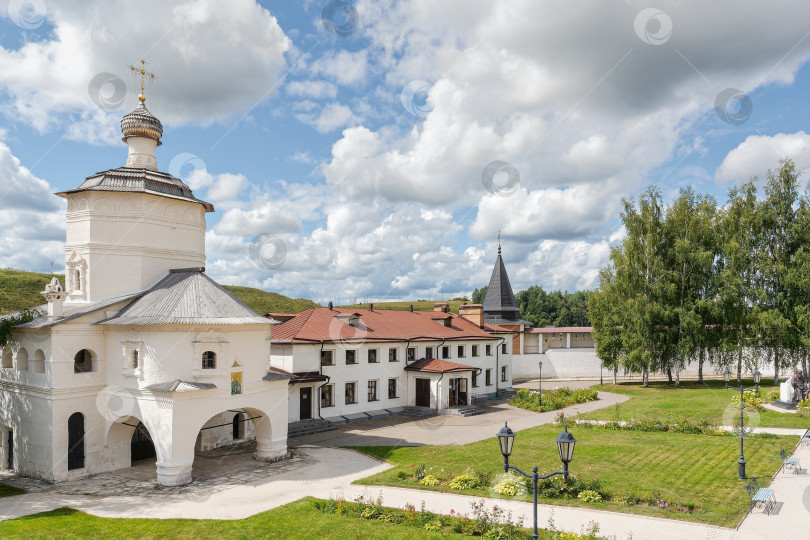 Скачать Старица. Вид на Церковь Иоанна Богослова и монастырскую трапезную в Старицком мужском монастыре. фотосток Ozero