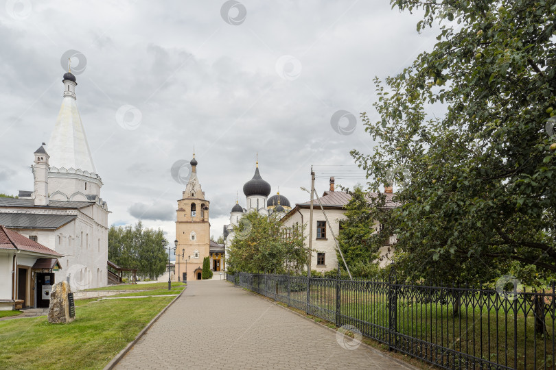 Скачать Старицкий монастырь. Центральная аллея. фотосток Ozero