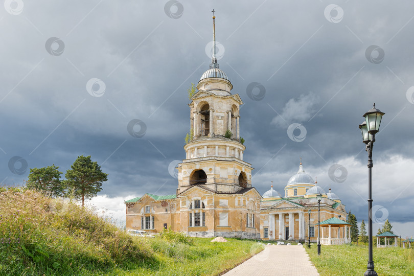 Скачать Пятницкая церковь и собор Бориса и Глеба в городе Старица. фотосток Ozero