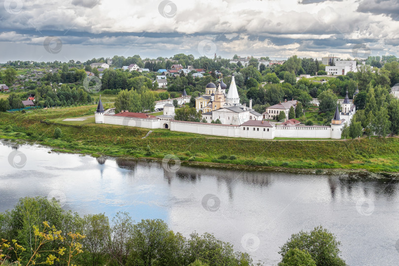 Скачать Вид на Старицкий мужской монастырь с противоположного берега реки Волга. фотосток Ozero