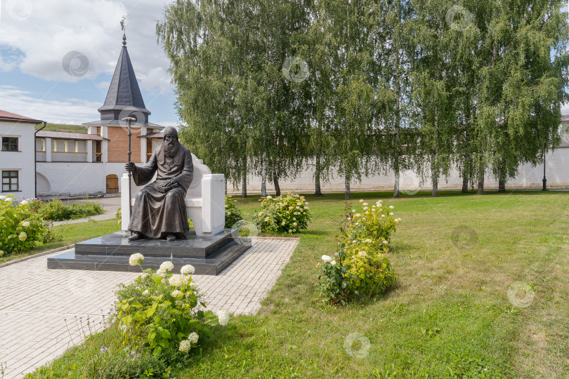 Скачать Памятник патриарху Иову на территории Старицкого монастыря. фотосток Ozero