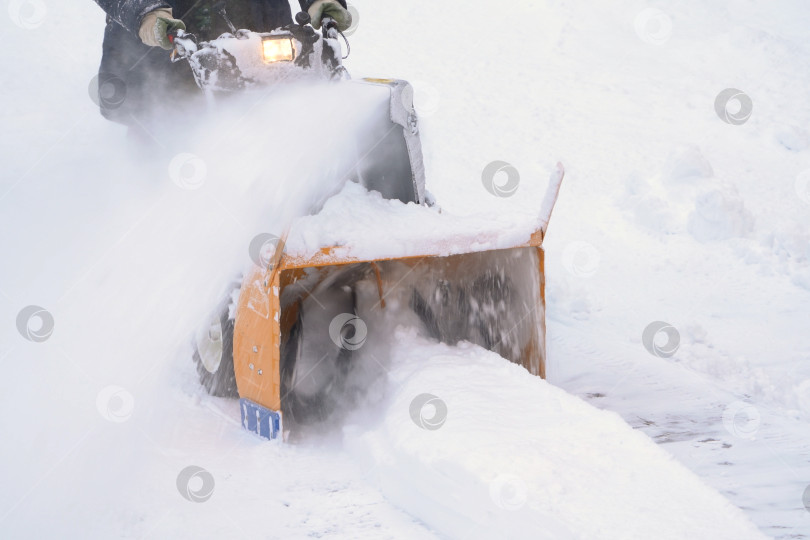Скачать После снежного зимнего циклона для уборки снега с подъездной дорожки была использована снегоуборочная машина фотосток Ozero