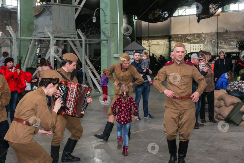 Скачать Люди в форме танцуют. фотосток Ozero